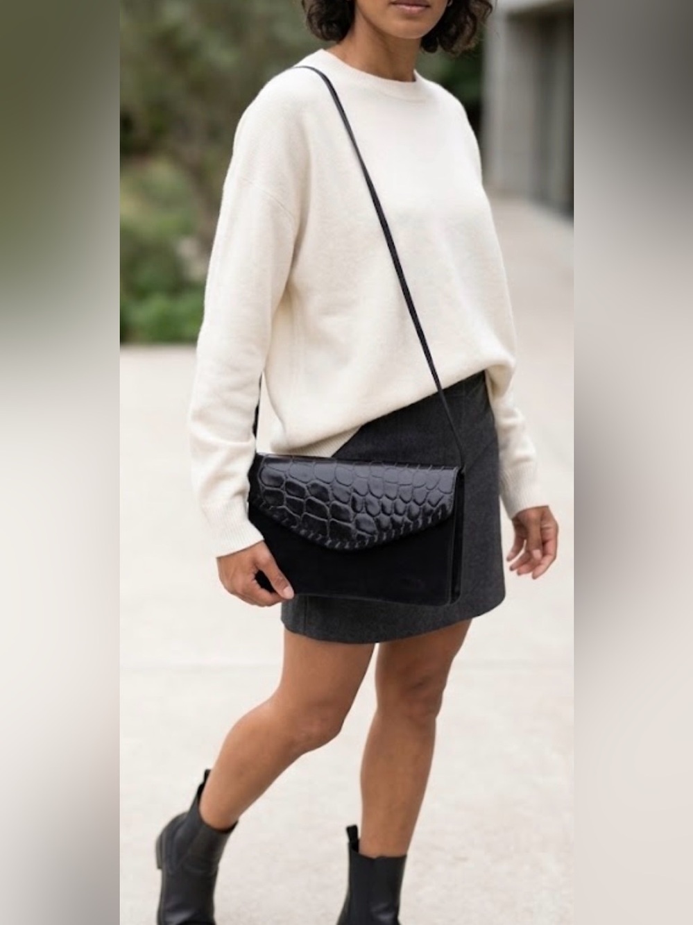 Vintage Sondra Roberts Black Leather Siede Crocodile Embossed Crossbody Envelope